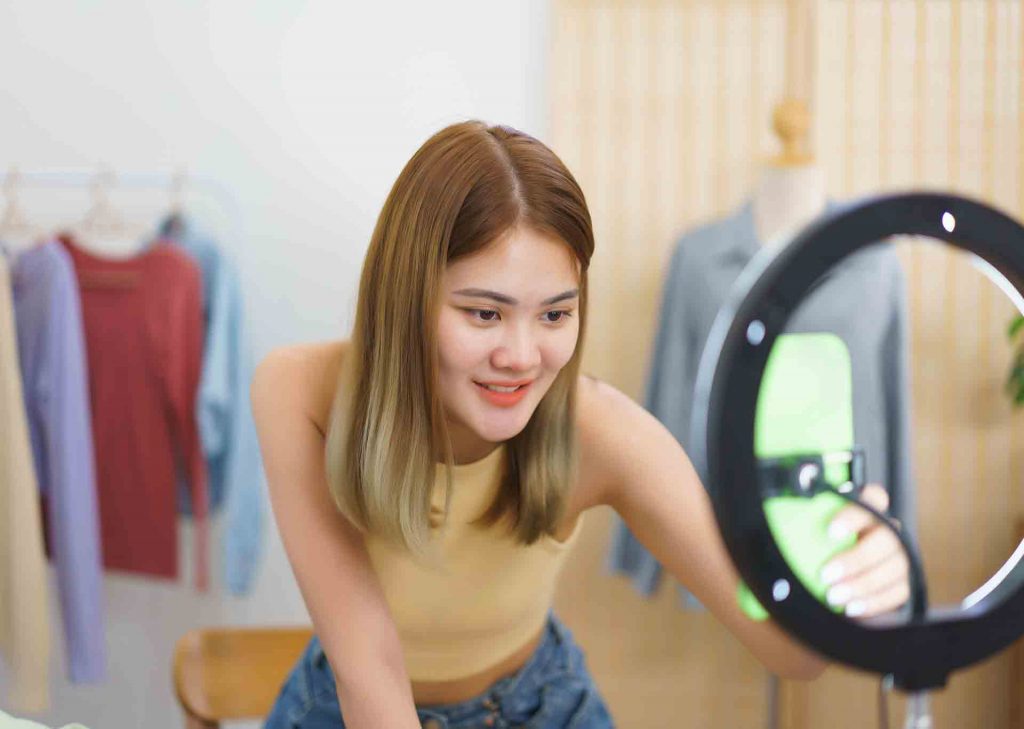 ilustrasi seorang wanita sedang berjualan menggunakan platform tiktok live shopping