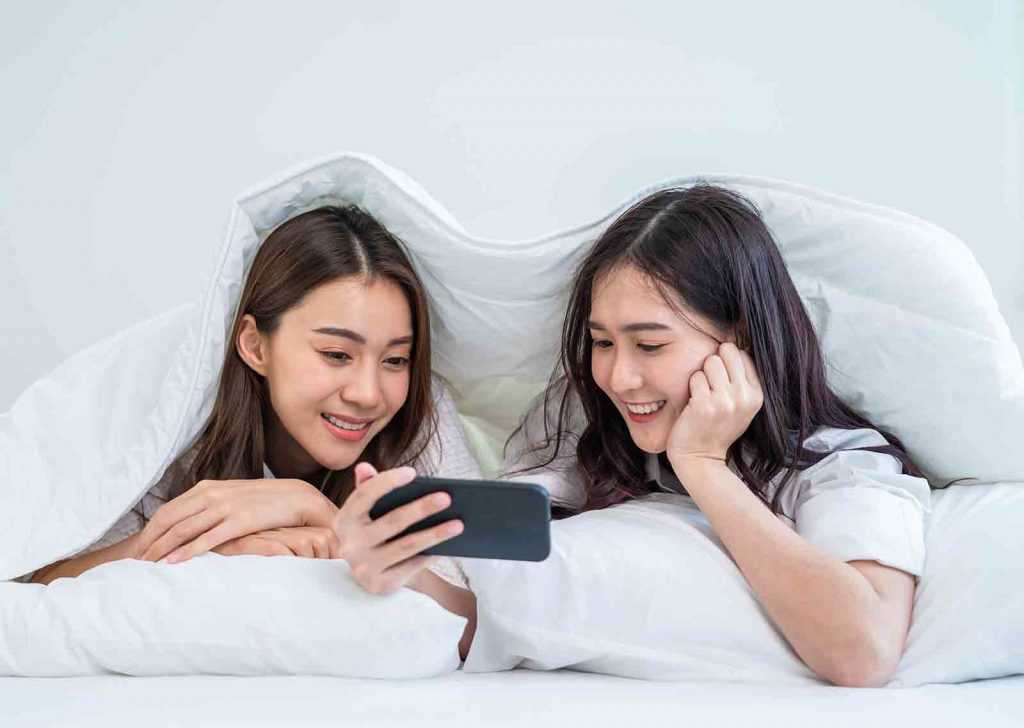 ilustrasi 2 orang wanita yang sedang menonton film di aplikasi nonton film gratis di android