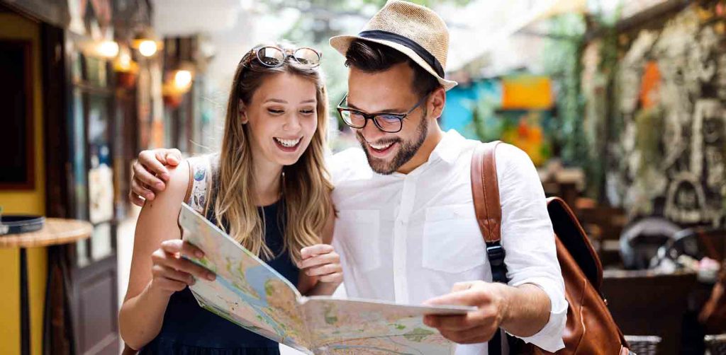 2 orang travel influencer sedang berdiskusi tentang destinasi yang akan mereka tuju