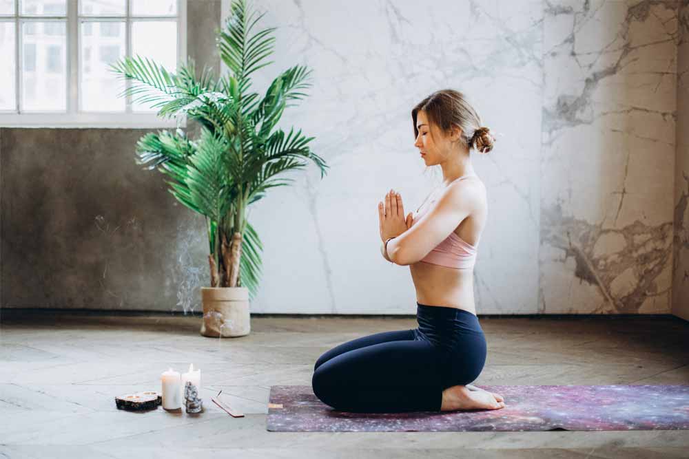 seorang wanita sedang merekam dirinya melakukan tutorial yoga