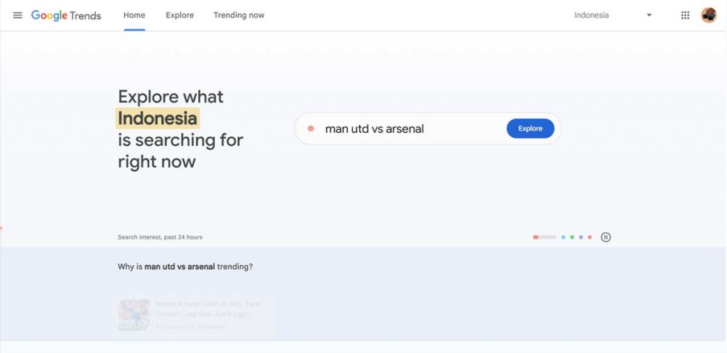 Tangkapan layar Google Trends dengan fokus pada tren pencarian di Indonesia. Teks utama berbunyi, 'Explore what Indonesia is searching for right now.' Pada bilah pencarian, terdapat kata kunci 'man utd vs arsenal' diikuti tombol biru bertuliskan 'Explore.' Di bawahnya, terdapat bagian berjudul 'Search interest, past 24 hours' dengan pertanyaan, 'Why is man utd vs arsenal trending?' Gambar ini menunjukkan cara menganalisis tren pencarian untuk memahami ketertarikan pengguna secara real-time.