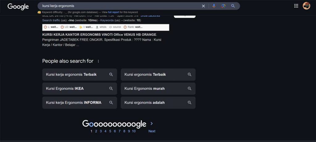 Halaman hasil pencarian Google dengan kata kunci 'kursi kerja ergonomis' dalam mode gelap. Bagian 'People also search for' menampilkan saran pencarian seperti 'kursi kerja ergonomis terbaik,' 'kursi ergonomis IKEA,' hingga 'kursi ergonomis murah.' Di bagian bawah, terdapat bagian paginasi dengan teks 'Gooooooooooogle' dan tautan bernomor 1 sampai 10. Gambar ini memberikan panduan mendalam tentang teknik analisis tren pencarian untuk riset pasar atau e-commerce.