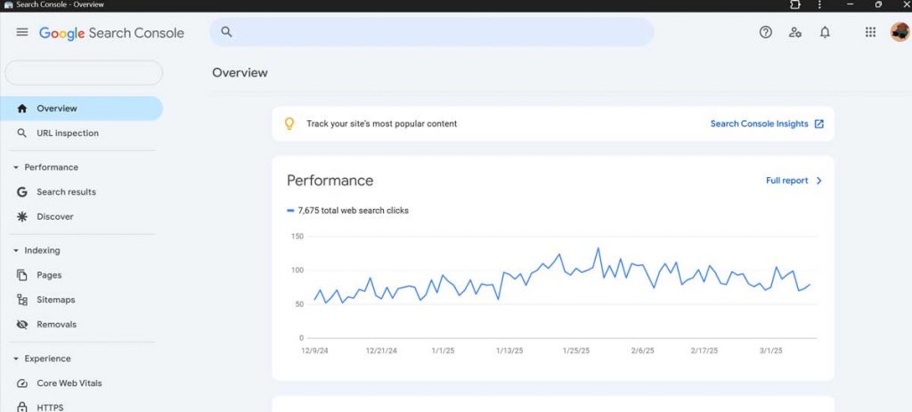 Antarmuka Google Search Console dengan laporan kinerja total 7.675 klik pencarian web di tahun 2025, contoh tools SEO gratis untuk optimasi website.